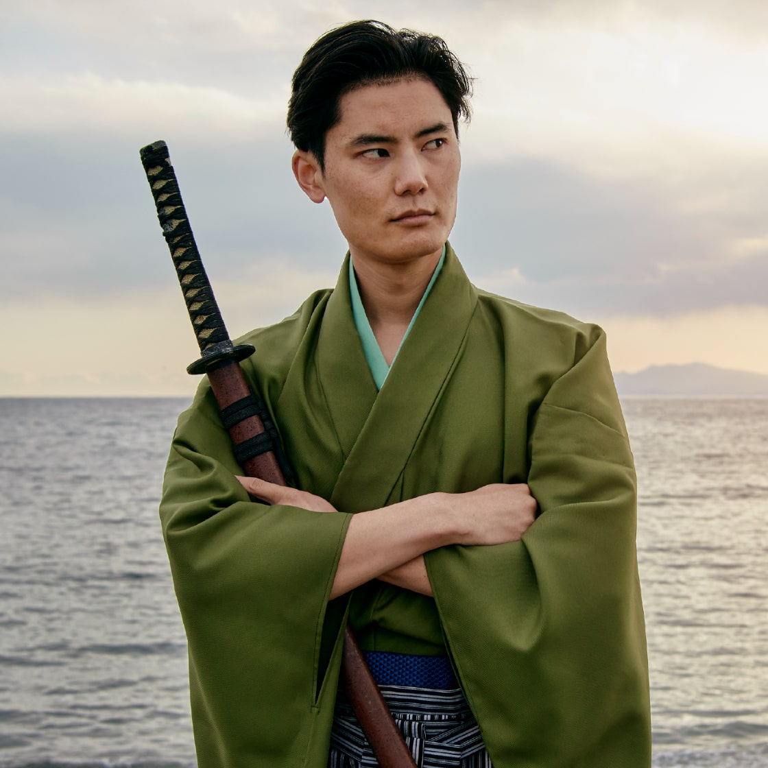 Japanischer Samurai im Kimono mit einem Katana